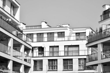 Modern bir apartman cephe. Siyah ve beyaz.