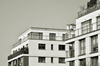 Modern bir apartman cephe. Siyah ve beyaz.