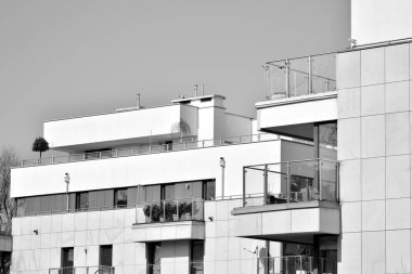 Modern bir apartman cephe. Siyah ve beyaz.