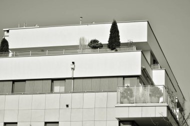 Modern bir apartman cephe. Siyah ve beyaz.