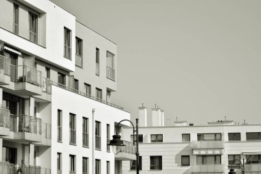 Modern bir apartman cephe. Siyah ve beyaz.