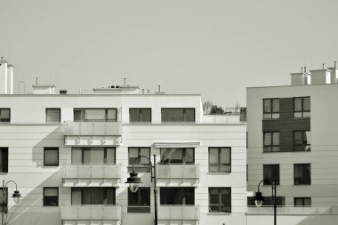 Modern bir apartman cephe. Siyah ve beyaz.