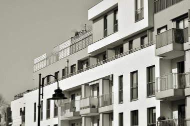 Modern bir apartman cephe. Siyah ve beyaz.