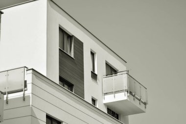 Modern bir apartman cephe. Siyah ve beyaz.
