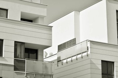 Modern bir apartman cephe. Siyah ve beyaz.