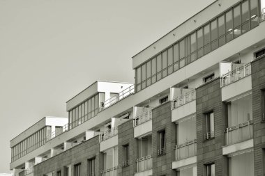 Modern bir apartman cephe. Siyah ve beyaz.