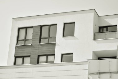 Modern bir apartman cephe. Siyah ve beyaz.