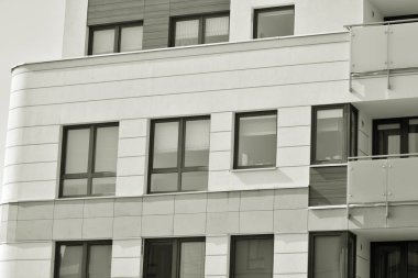 Modern bir apartman cephe. Siyah ve beyaz.