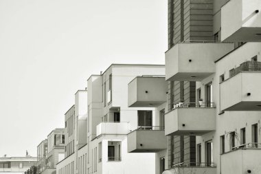 Modern bir apartman cephe. Siyah ve beyaz.