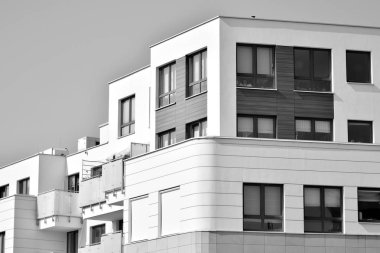 Modern bir apartman cephe. Siyah ve beyaz.