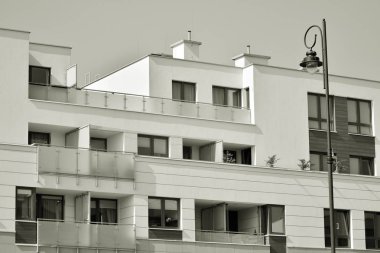 Modern bir apartman cephe. Siyah ve beyaz.