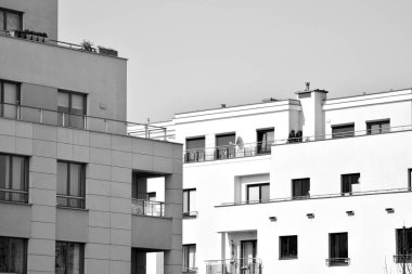 Modern bir apartman cephe. Siyah ve beyaz.