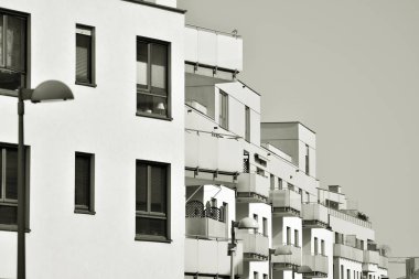 Modern bir apartman cephe. Siyah ve beyaz.