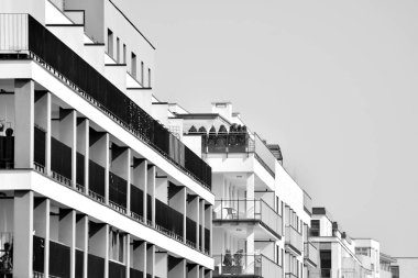 Modern bir apartman cephe. Siyah ve beyaz.