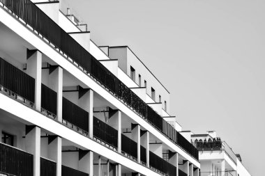 Modern bir apartman cephe. Siyah ve beyaz.