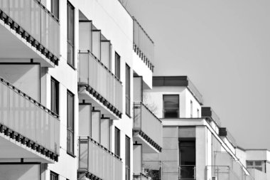 Modern bir apartman cephe. Siyah ve beyaz.