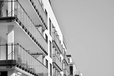 Modern bir apartman cephe. Siyah ve beyaz.