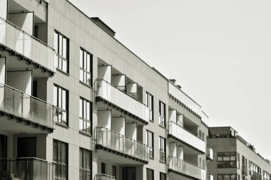 Modern bir apartman cephe. Siyah ve beyaz.