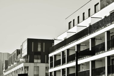 Modern bir apartman cephe. Siyah ve beyaz.