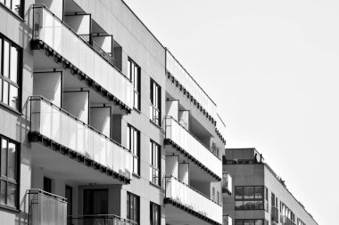 Modern bir apartman cephe. Siyah ve beyaz.