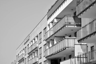 Modern bir apartman cephe. Siyah ve beyaz.