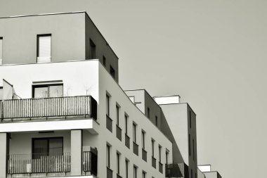 Modern bir apartman cephe. Siyah ve beyaz.