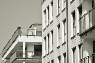 Modern bir apartman cephe. Siyah ve beyaz.