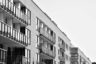 Modern bir apartman cephe. Siyah ve beyaz.