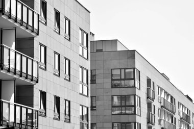 Modern bir apartman cephe. Siyah ve beyaz.