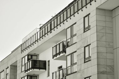 Modern bir apartman cephe. Siyah ve beyaz.