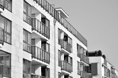 Modern bir apartman cephe. Siyah ve beyaz.