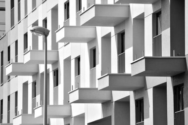 Modern bir apartman cephe. Siyah ve beyaz.