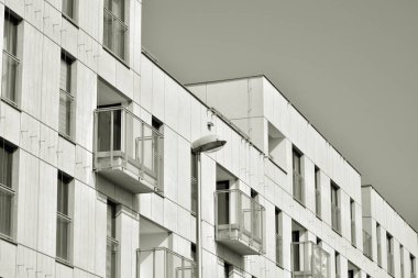 Modern bir apartman cephe. Siyah ve beyaz.