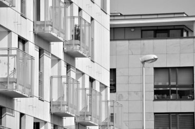 Modern bir apartman cephe. Siyah ve beyaz.