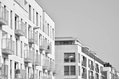 Modern bir apartman cephe. Siyah ve beyaz.