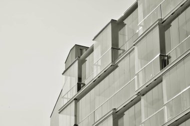 Modern bir apartman cephe. Siyah ve beyaz.