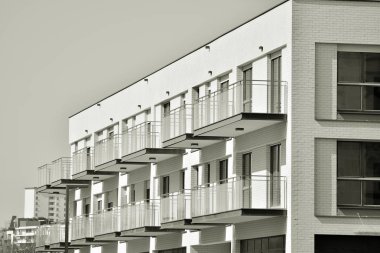 Modern bir apartman cephe. Siyah ve beyaz.