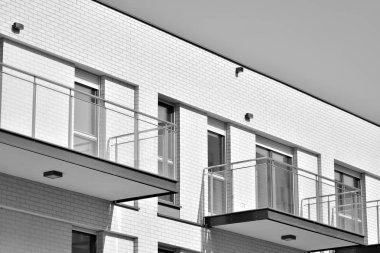 Modern bir apartman cephe. Siyah ve beyaz.