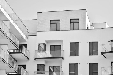 Modern bir apartman cephe. Siyah ve beyaz.