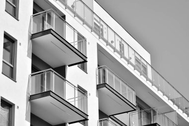 Modern bir apartman cephe. Siyah ve beyaz.