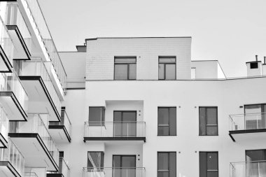 Modern bir apartman cephe. Siyah ve beyaz.