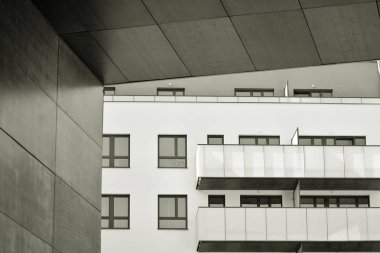 Modern bir apartman cephe. Siyah ve beyaz.