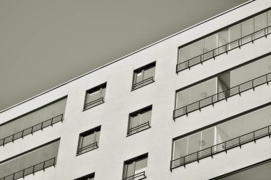 Modern bir apartman cephe. Siyah ve beyaz.