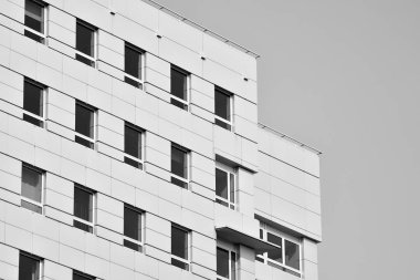 Modern şehir ofis binası dış. Siyah ve beyaz.