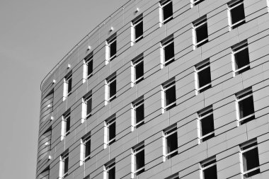 Modern şehir ofis binası dış. Siyah ve beyaz.