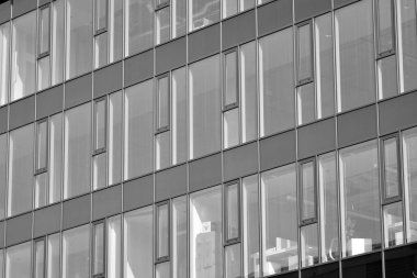 Modern şehir ofis binası dış. Siyah ve beyaz.