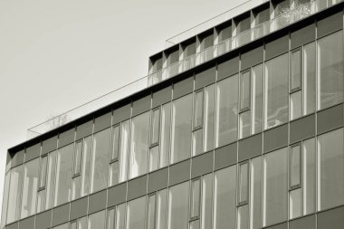 Modern şehir ofis binası dış. Siyah ve beyaz.