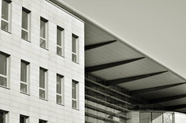 Modern şehir ofis binası dış. Siyah ve beyaz.