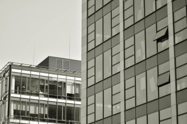 Modern şehir ofis binası dış. Siyah ve beyaz.