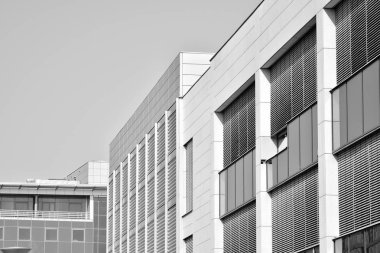 Modern şehir ofis binası dış. Siyah ve beyaz.